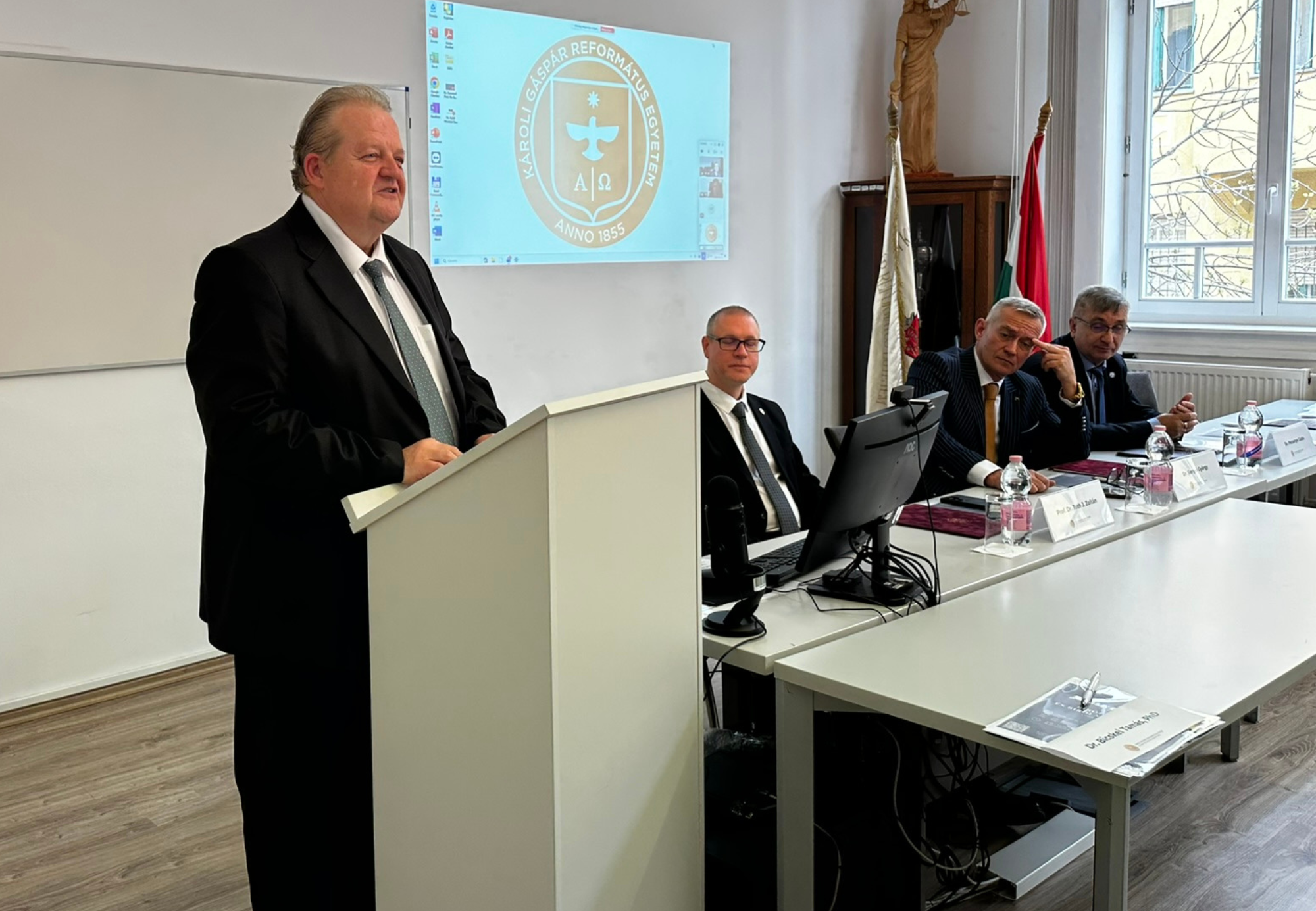 Prof. Dr. Miskolczi-Bodnár Péter előad a konferenciáján