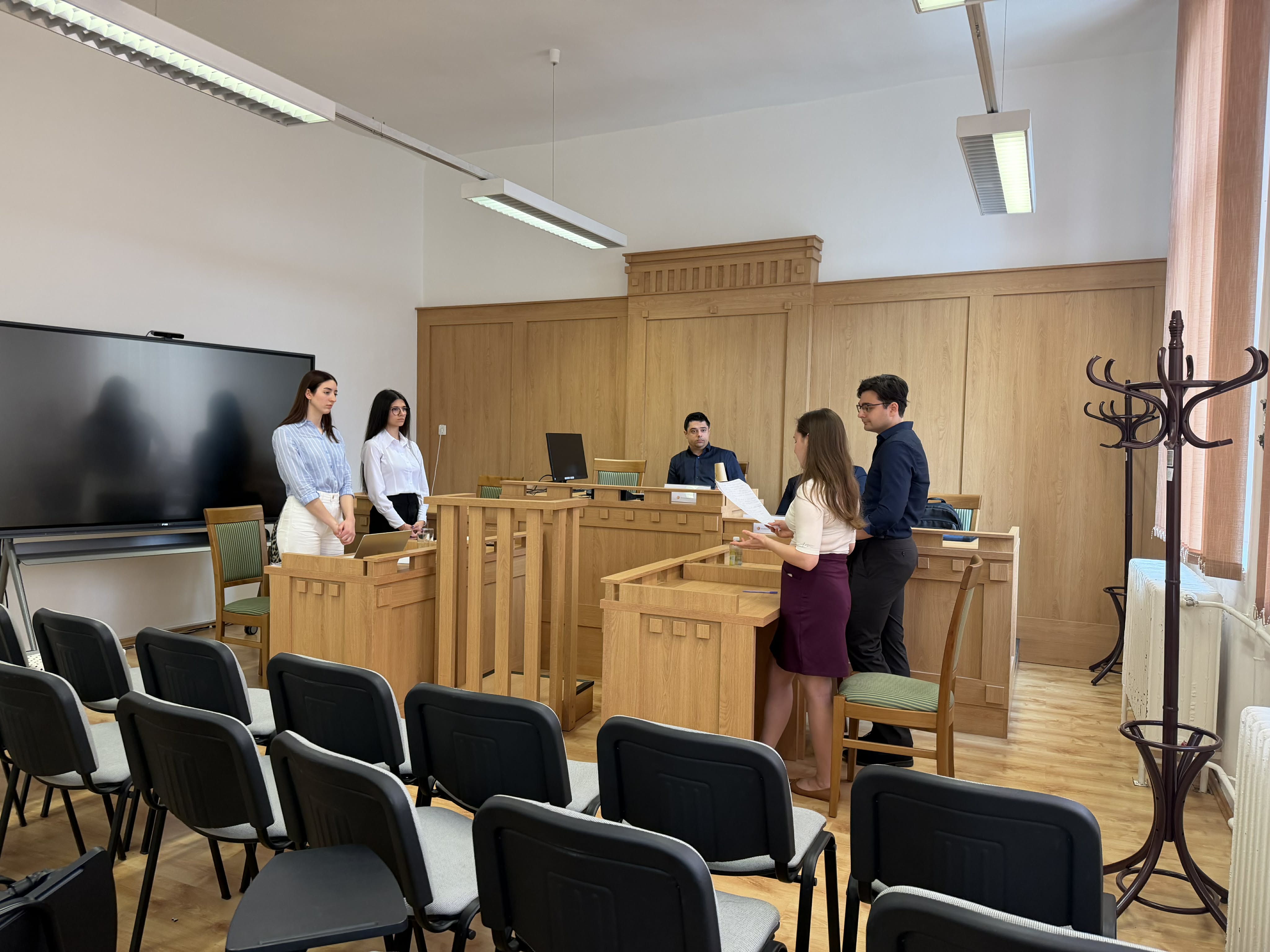 A képen az alapjogi verseny látható ahogy éppen versenyeznek a hallgatók.