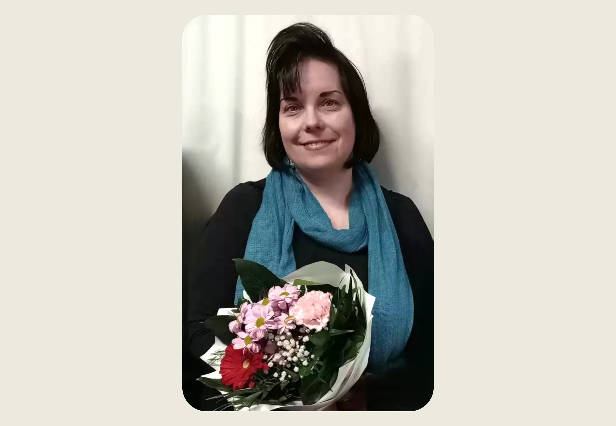 Jókai-díj a Károlin 2026¬_Gál Hedda virágcsokorral